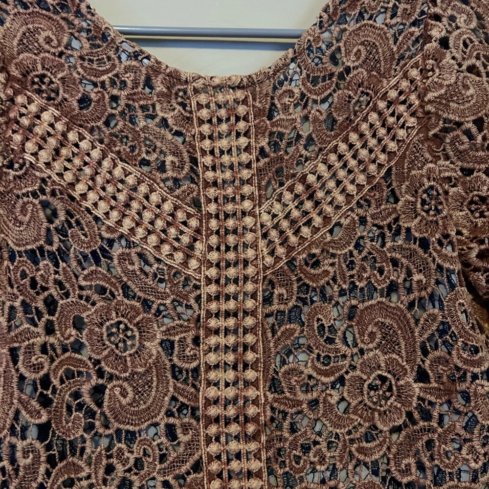 Gimmicks by BKE Rust Floral Crochet Women's Top - V-Back size Medium - Picture 5 of 9